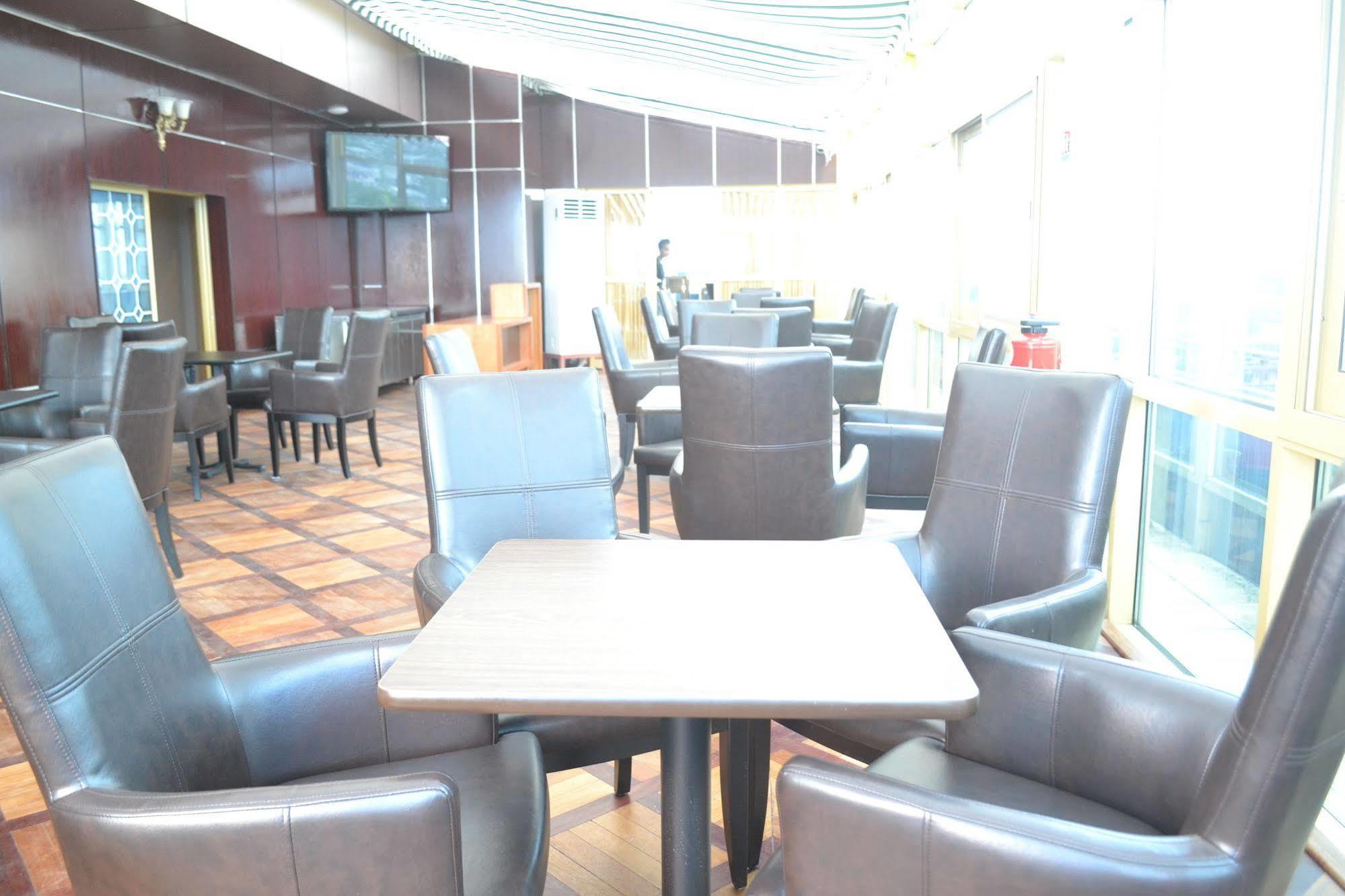 Noubou International Hotel Douala Kültér fotó